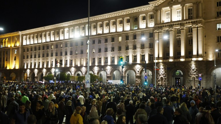 Петима ранени полицаи и трима задържани след снощния протест пред НС